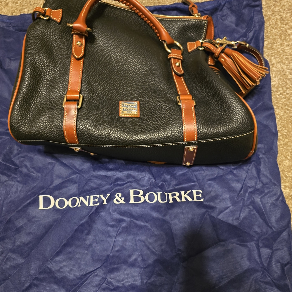 Dooney & Bourke Pebble Grain Satchel. Mediun Black, Like New.